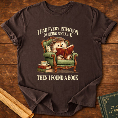 I Had Every Intention of Being Sociable – Hedgehog Reading T-Shirt - Dark Chocolate
